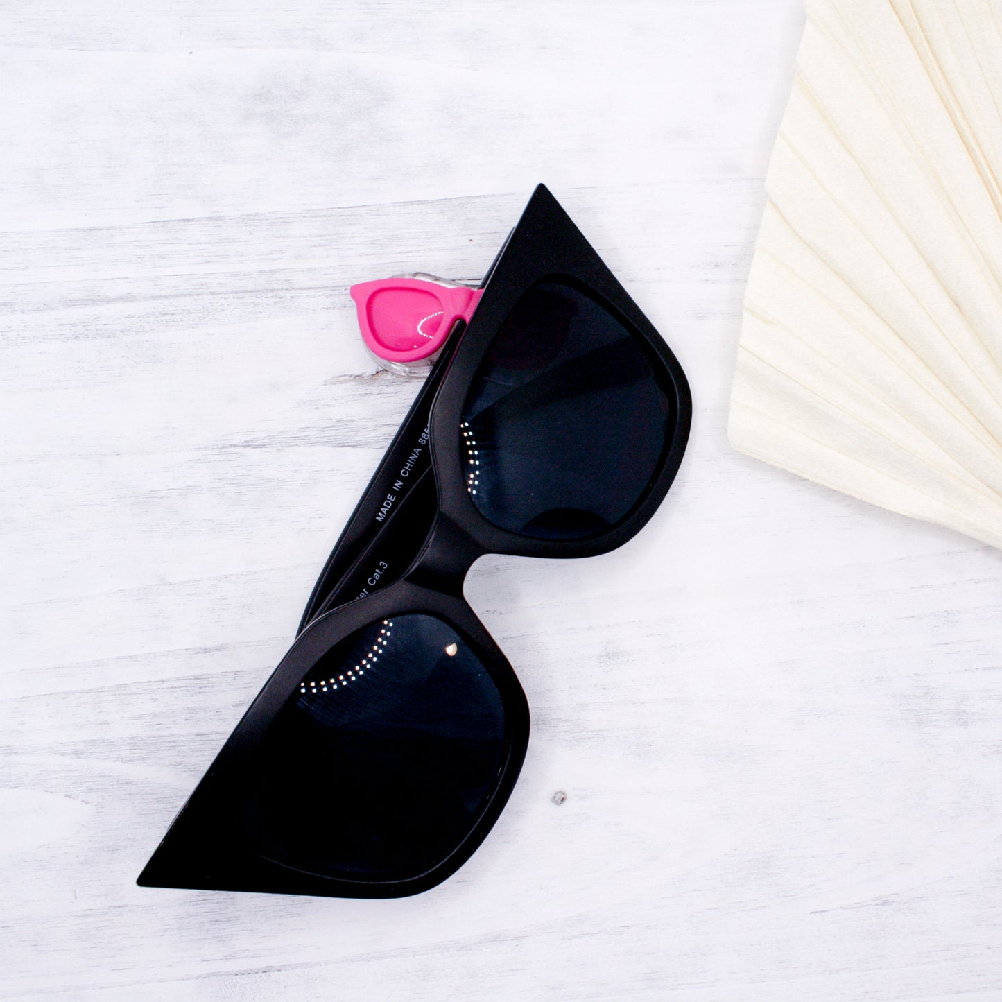 SAFE SUNNIES! Magnetic Sunglass Holder