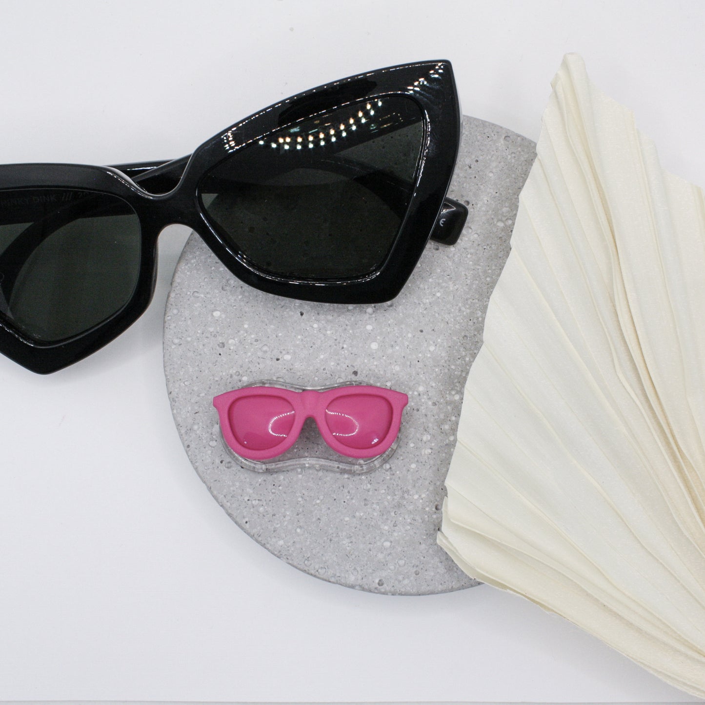 SAFE SUNNIES! Magnetic Sunglass Holder